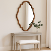 مرآة بإطار خشبي منحوت بتصميم كلاسيكي ناعم يضيف لمس...