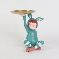 مجسم قزم ديكوري بلون ازرق يحمل صينية ذهبية أنيقة.