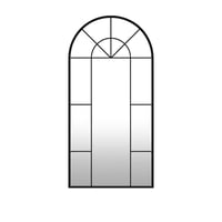 مرآة أنيقة بإطار أسود وقوس علوي، تضيف عمقاً وأناقة...