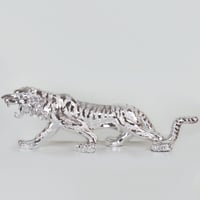 مجسم نمر باللون الفضي بحجم كبير