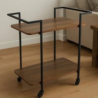 عربة تقديم أنيقة بتصميم معدني وعجلات لسهولة الحركة...