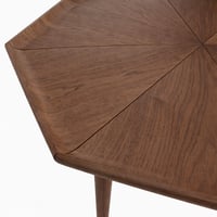 طقم طاولات بتصميم هندسي مميز مستوحى من الأشكال الس...