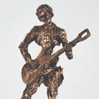 مجسم عازف الجيتار بشكل هيكل