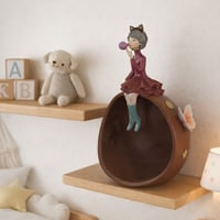 تمثال صغير بتصميم عصري مجرد، بملامح انسيابية ولمسة...