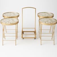 طقم ٤ طاولات خدمة قابلة للطي مع حامل أنيق للتخزين.