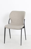 كرسي أنيق بتنجيد بيج وهيكل معدني أسود، يجمع بين ال...