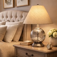 مصباح طاولة أنيق بقاعدة زجاجية شفافة ولمسة عصرية د...