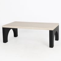 طاولة قهوة بتصميم بسيط وأنيق، سطح بلون اسود مع أرج...