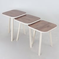 طقم طاولات خدمة - سطح خشبي مربع - قواعد لون سكري