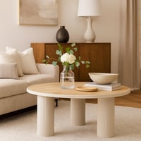 طاولة دائرية بتصميم عصري ناعم، بسطح خشبي وأرجل أسط...