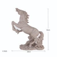 مجسم حصان بتفاصيل ونحت دقيق