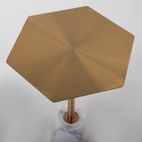 طاولة عصرية مفرد قاعدة رخام والسطح سداسي استيل ذهب...