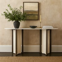 كونسول أنيق بسطح رخامي أبيض وقاعدة خشبية فاخرة.