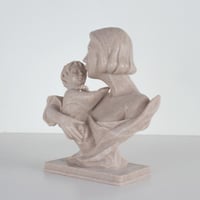 مجسم حنان وعطف الام