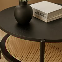 طاولة قهوة خشبية أنيقة مع لمسات رتان - أسود