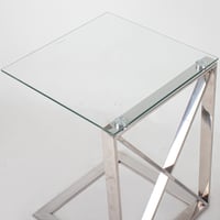 طاولة ضيافه بتصميم عصري ستيل فضي