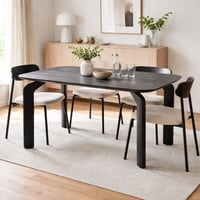 طاولة عصرية باللون الأسود بالكامل، بتصميم منحني مم...