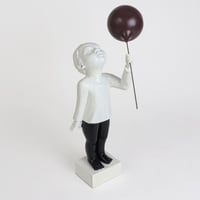 ديكور لطفل يحمل بالونًا، يمنح لمسة دافئة وجذابة لل...