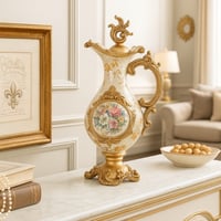 مزهرية فاخرة بتصميم ذهبي وزخارف زهرية أنيقة.