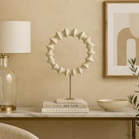 قطعة ديكور فنية بتصميم دائري متموّج بقاعدة رخامية