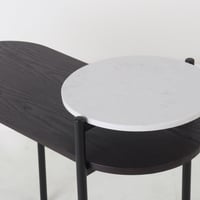 طاولة مفرد جانبيه - سطح خشبي ورخام - قواعد معدن