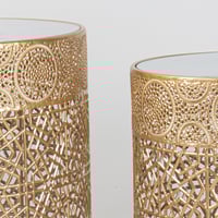 طقم طاولات ذهبي دائرية بقواعد ذهبية وأسطح زجاجية