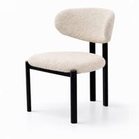 كرسي بتصميم عصري وبسيط، مبطن بقماش بيجي ناعم مع أر...