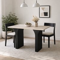 طاولة عصرية بسطح فاتح أنيق وقاعدة سوداء منحنية تعط...