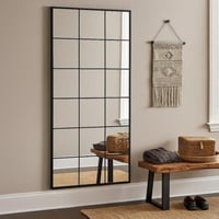 مرآة ديكور فخمة بتصميم شبكي تعزز جمال المساحة.