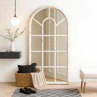 مرآة بإطار أبيض معتّق وتصميم نوافذ أنيق يضيف لمسة...