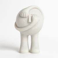 مجسم ديكوري عصري بلون أبيض ولمسة فنية مميزة.