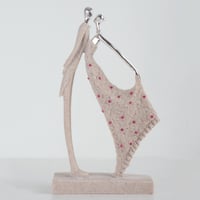 مجسم رومانسي - فستان مزين بالورود