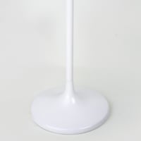 مصباح ارضي باللون الابيض