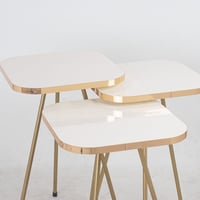 طقم طاولات خدمة - سطح مربع سكري - حواف وقواعد ذهبي