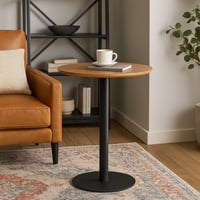 طاولة كوفي أنيقة بسطح خشبي وقاعدة معدنية ثابتة.