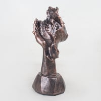 مجسم ديكور بوجه تعبيري لا أسمع