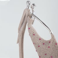 مجسم رومانسي - فستان مزين بالورود