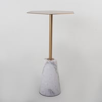 طاولة عصرية مفرد قاعدة رخام والسطح سداسي استيل ذهب...