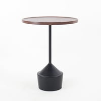 طاولة مفردة بسطح خشبي دائري بني بقاعدة معدنية .