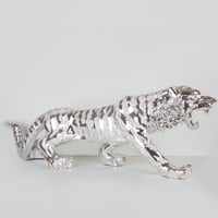 مجسم نمر باللون الفضي بحجم كبير