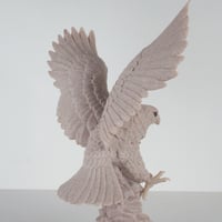 مجسم انيق بشكل صقر بتفاصيل دقيقه