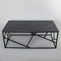 طاولة مجلس مستطيلة بسطح خشبي بقواعد حديد