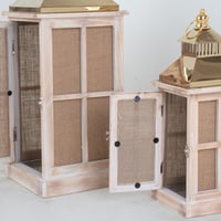 فانوس خشبي مطلي باللون الذهبي اللامع