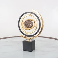 مجسم استيل كرة بقاعدة رخام وسط