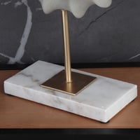 قطعة ديكور فنية بتصميم دائري متموّج بقاعدة رخامية