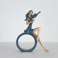 مجسم عازفه الكمان باللون الازرق