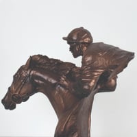 مجسم انيق منحوت لفارس وخيله