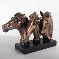 مجسم ثلاثة احصنة