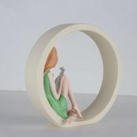 مجسم فتاه تتعلم للفن الموسيقي باللون الابيض