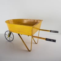 حاملة زهور بشكل عربة متحركة